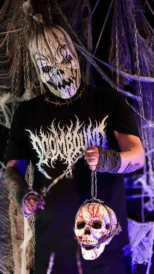 Pumpkinhead Halloween Oversize Shirt am maskierten Model mit Totenkopf-Requisite bei violetter Beleuchtung