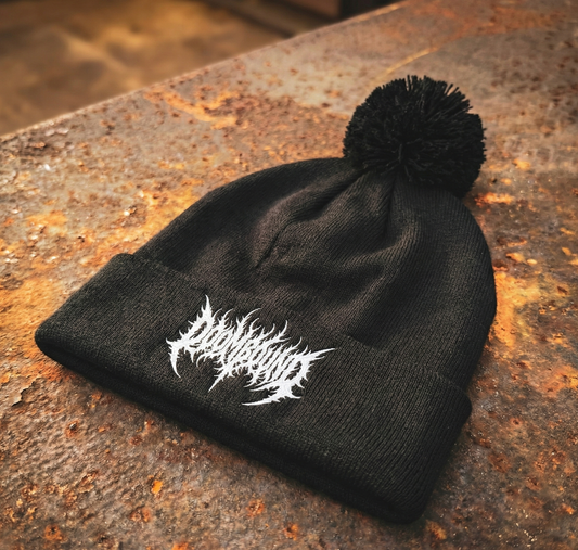 Schwarze Doombound-Pudelmütze mit Bommel und weißem Schriftzug auf dem Umschlag
