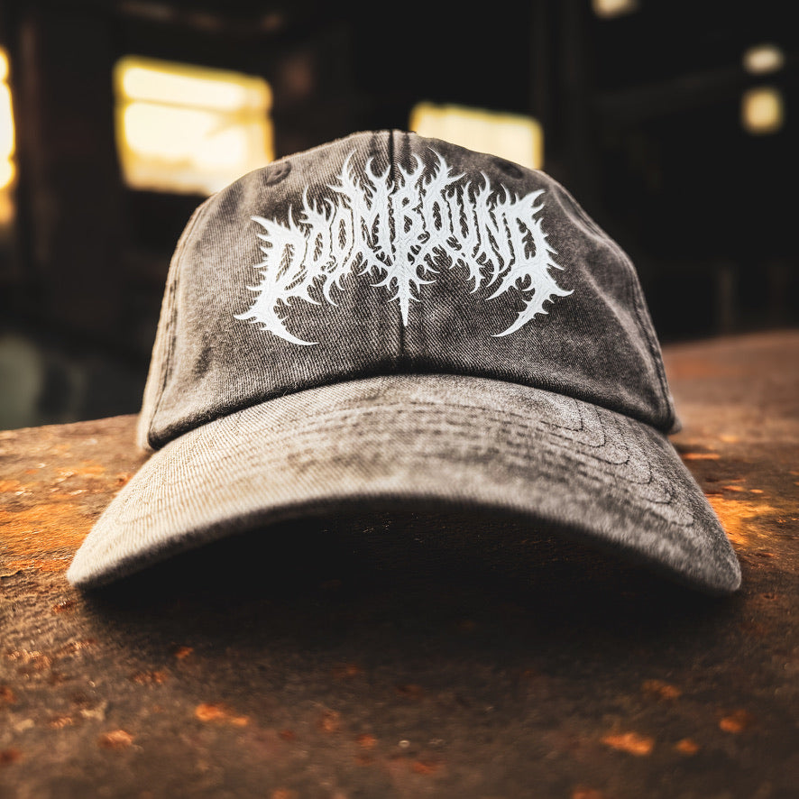 Grauschwarze Washed Cap Deathcore mit weißem Doombound-Schriftzug und gebogenem Schirm