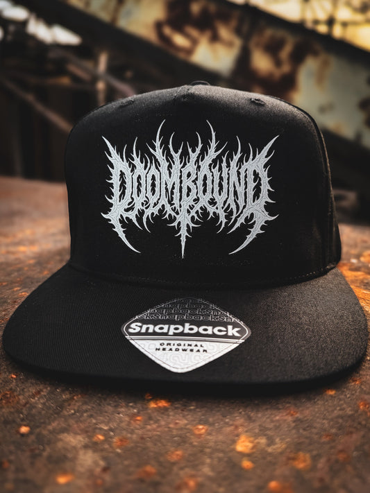 Schwarze Snapback Cap Deathcore mit weißem Doombound-Schriftzug und flachem Schirm