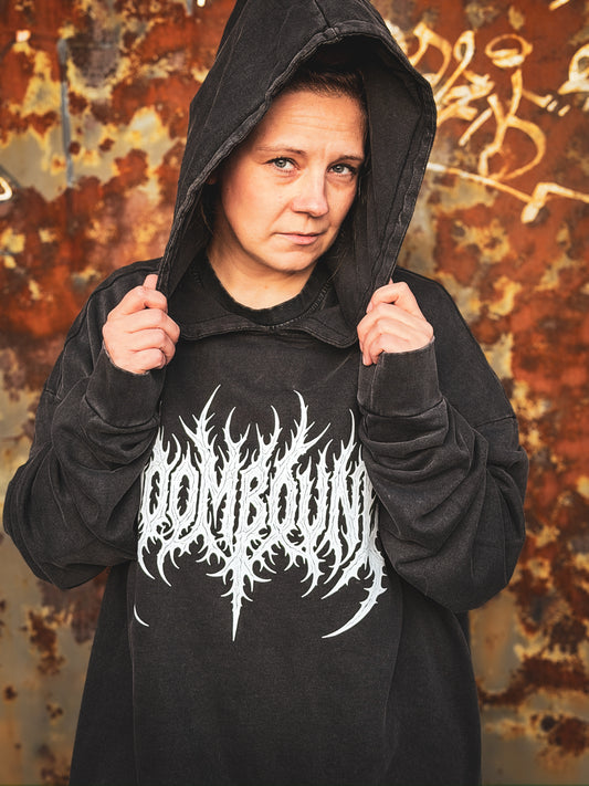 Schwarzer Acid Washed Hoodie getragen