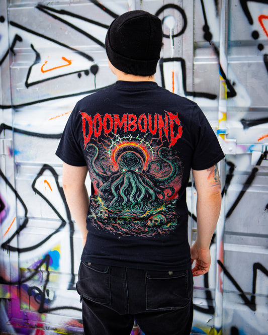 Kraken Back Regular am Model von hinten mit buntem Kraken-Motiv und rotem Doombound-Schriftzug