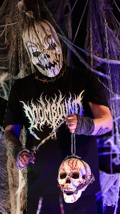 Pumpkinhead Halloween Oversize Shirt am maskierten Model mit Totenkopf-Requisite bei violetter Beleuchtung