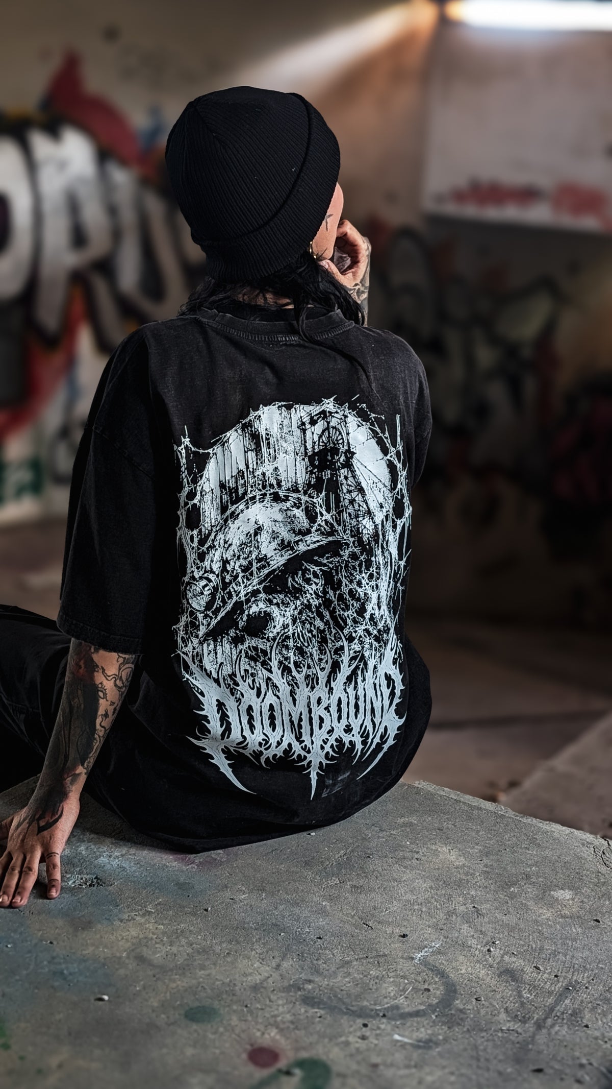 Pottkumpel Kohle Shirt am sitzenden Model von hinten mit großem weißen Rückenprint