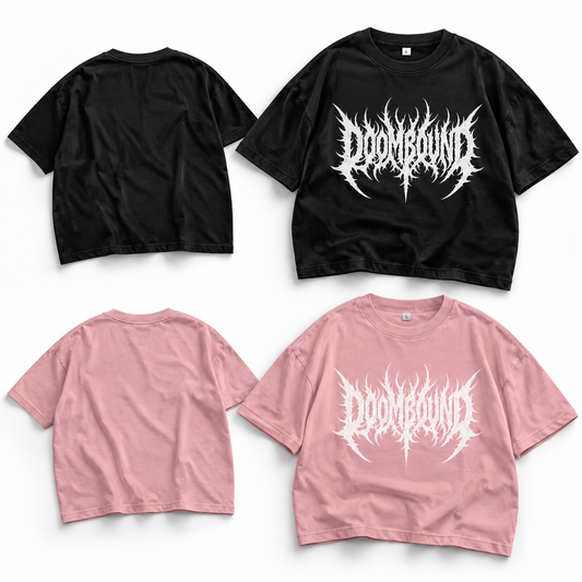 Doombound Core Crop in Schwarz und Rosa, jeweils Vorder- und Rückseite mit weißem Frontschriftzug