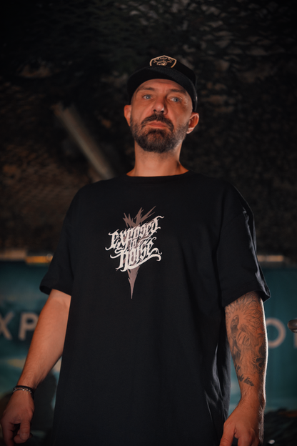 Vorderansicht des schwarzen Gravity Oversize Shirts am Model mit kleinem weißem Brustlogo