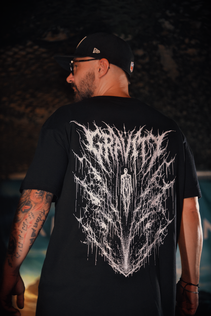Schräge Rückenansicht des Gravity Oversize Shirts am Model mit schwarzer Cap