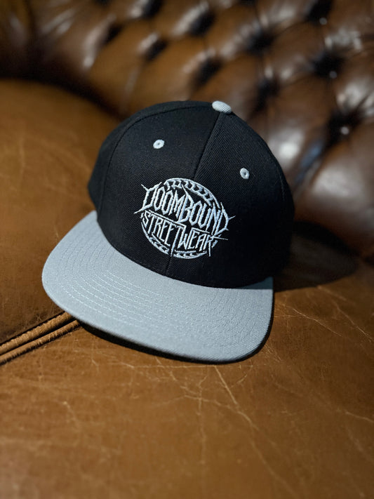 DOOMBOUND STREETWEAR – قبعة Snapback بشعار 🧢🔥