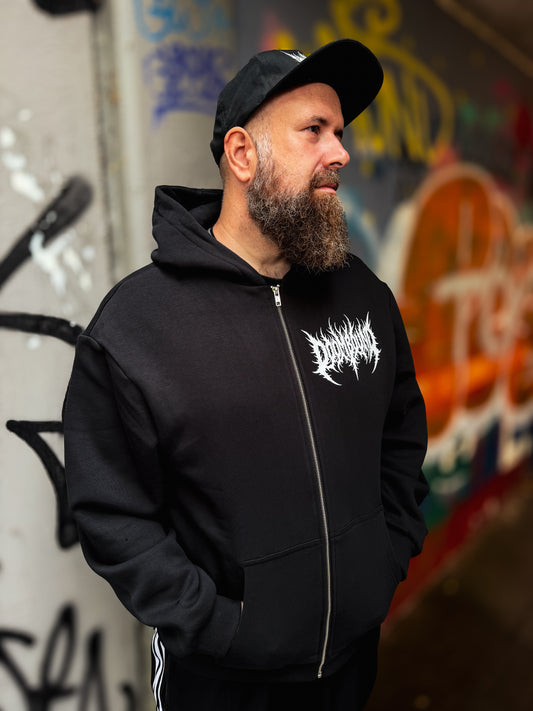 Pottkumpel Beton Zipper am Model in schräger Vorderansicht mit geschlossenem Reißverschluss