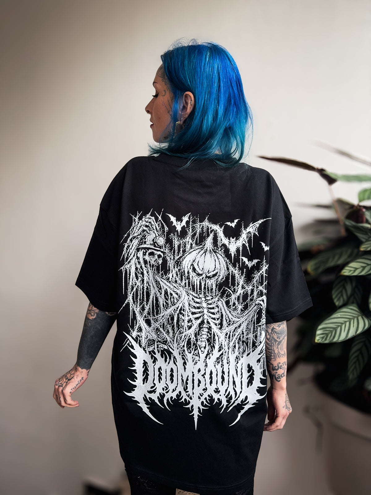 Pumpkinhead Halloween Oversize Shirt am Model in schräger Rückenansicht mit großem weißem Motiv