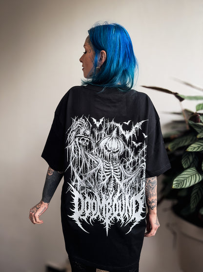 Pumpkinhead Halloween Oversize Shirt am Model in schräger Rückenansicht mit großem weißem Motiv