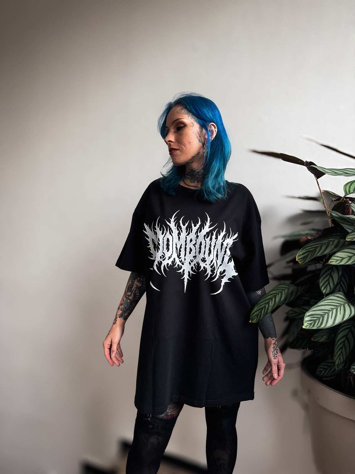 Pumpkinhead Halloween Oversize Shirt am stehenden Model in seitlicher Vorderansicht