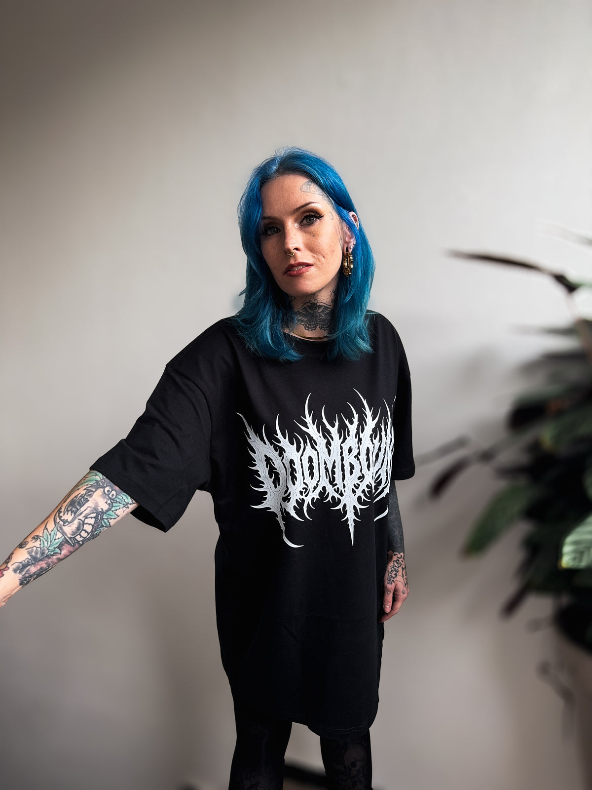 Pumpkinhead Halloween Oversize Shirt am Model in schräger Vorderansicht mit ausgestrecktem Arm