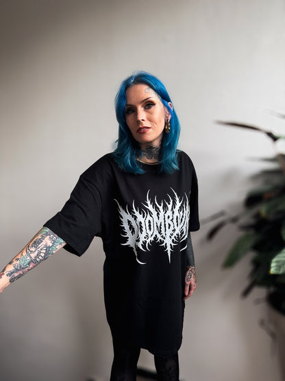 Pumpkinhead Halloween Oversize Shirt am Model in schräger Vorderansicht mit ausgestrecktem Arm