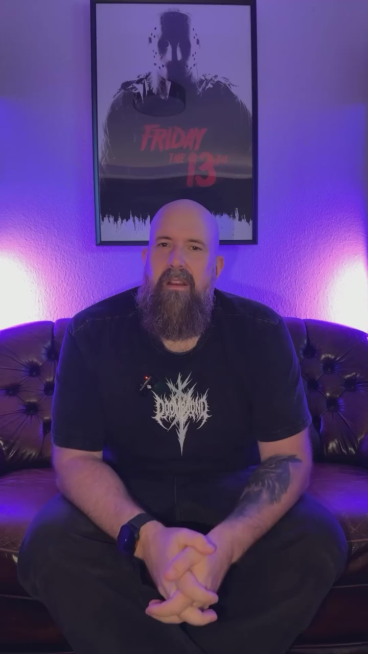 Video laden: Micha, Gründer von Doombound Streetwear aus Dortmund, erzählt im Gründer-Video die Geschichte hinter der Metalcore- und Alternative-Streetwear-Marke.